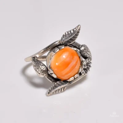 Art Nouveau-Inspired Floral Spiny Oyster Shell Ring — close-up front detail