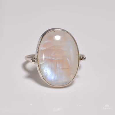 Minimalist Oval Moonstone Ring — close-up front detail